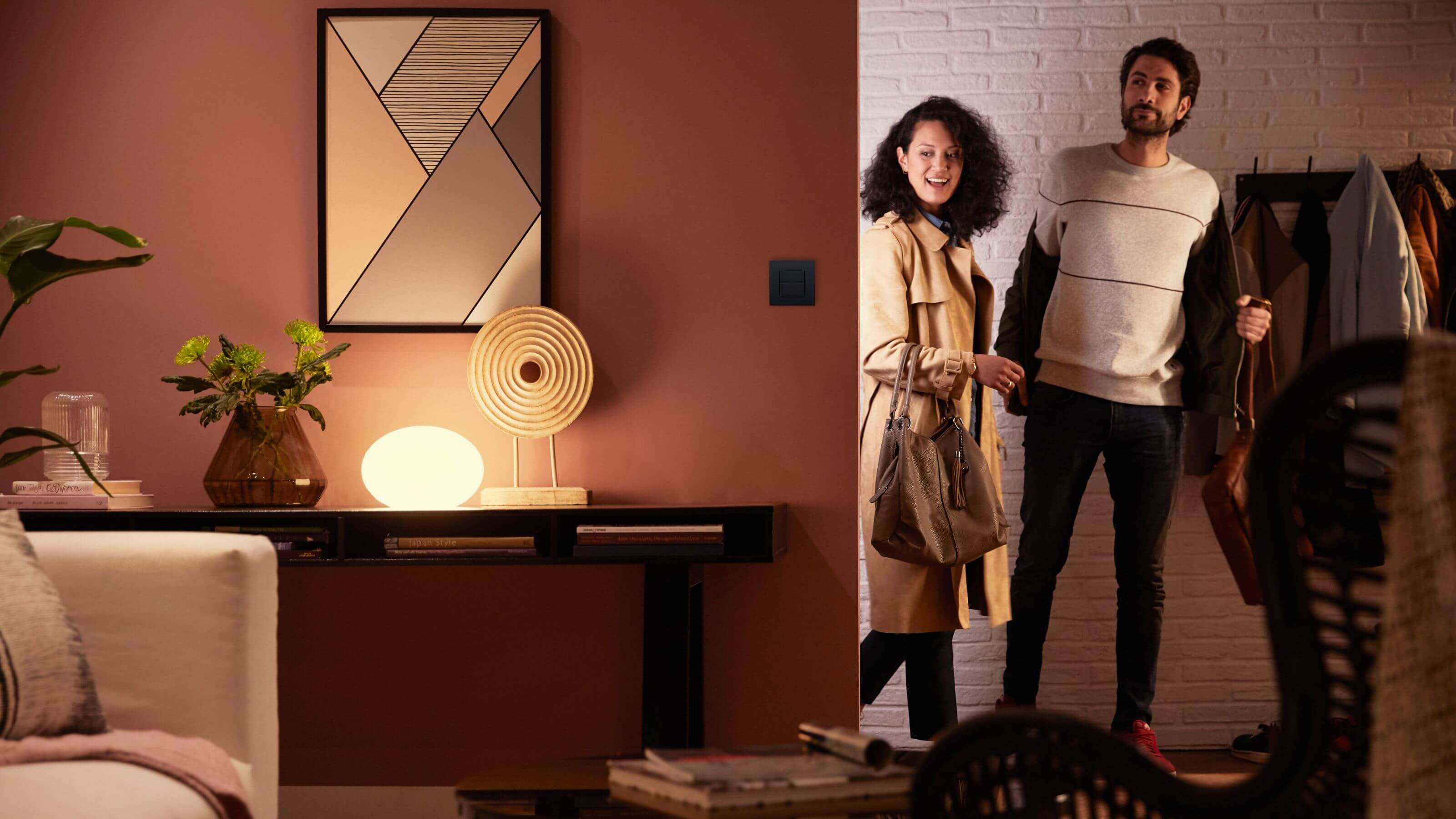 Lichten gaan aan dankzij Niko-detectoren wanneer koppel het huis betreedt