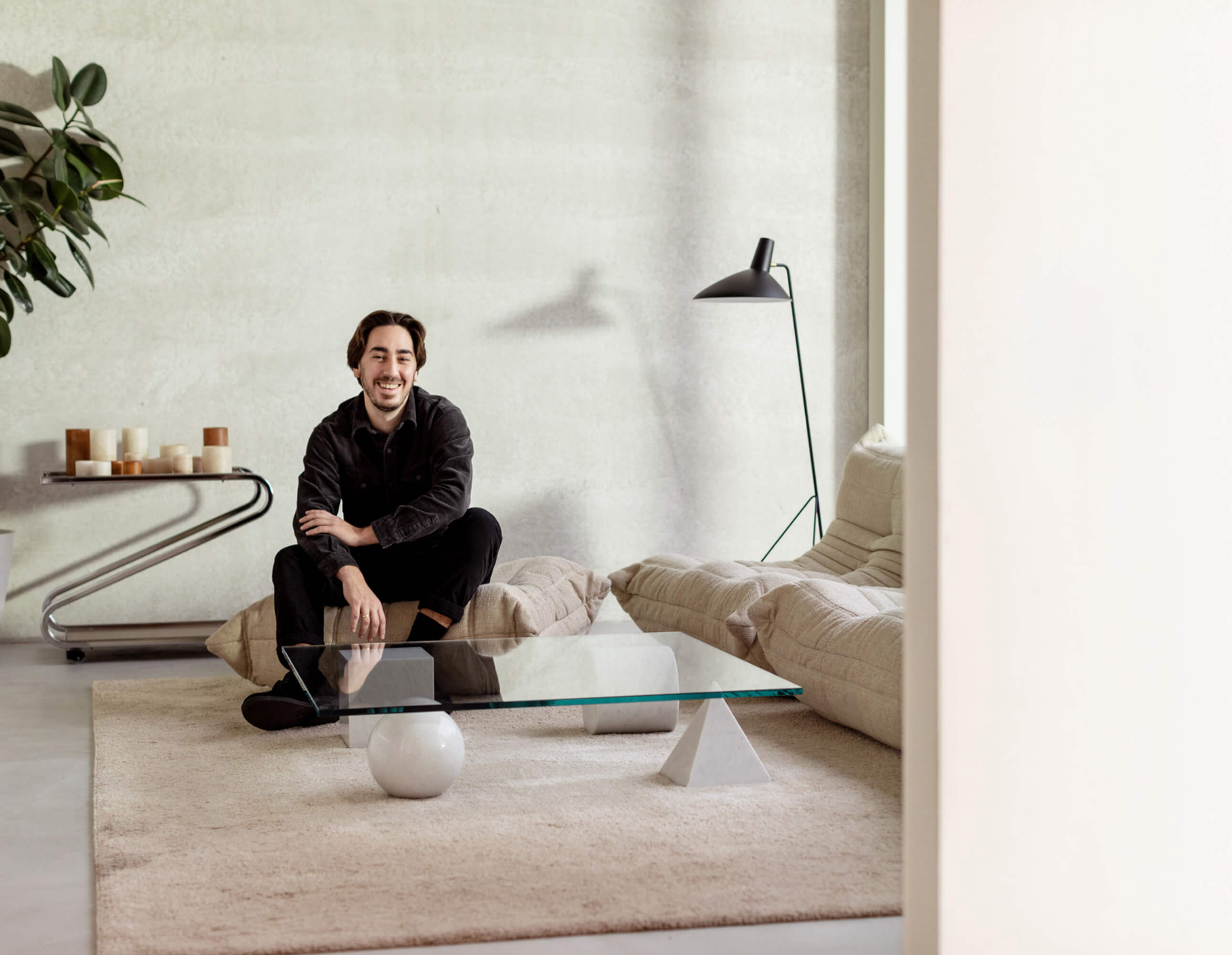 Pieter Peulen in sofa