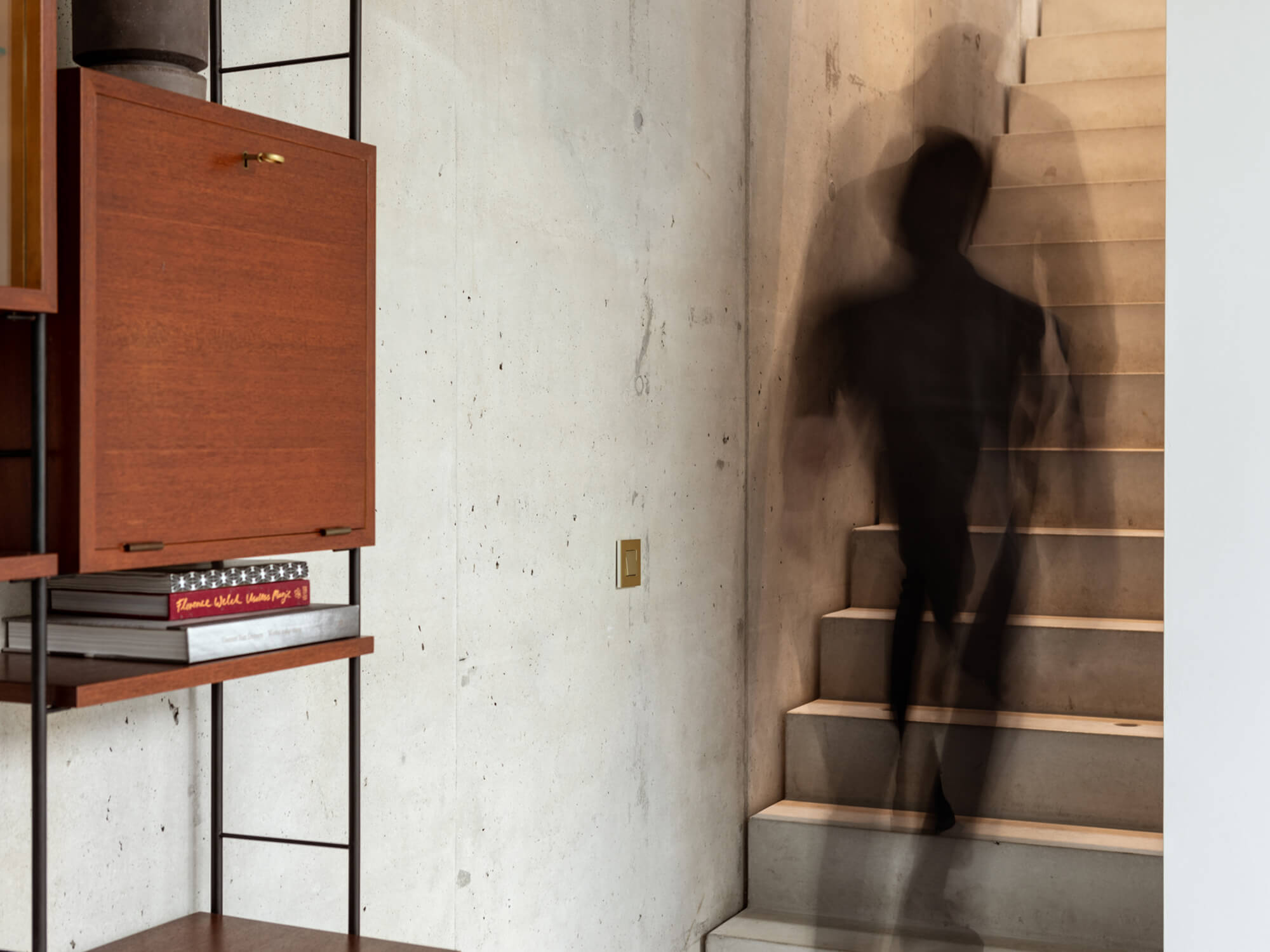 aluminium en staal afwerkingen in de gang