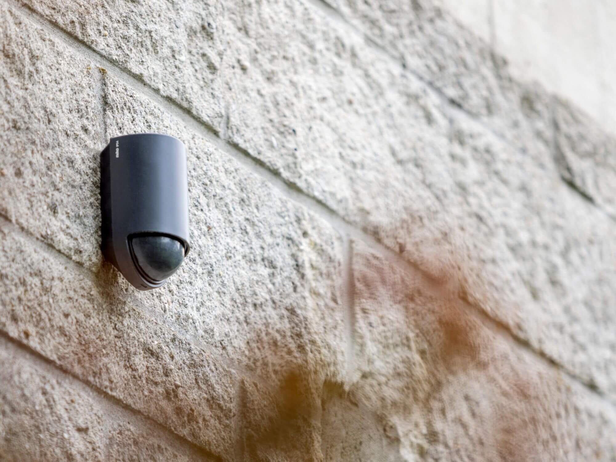 Niko detector buiten aan de muur