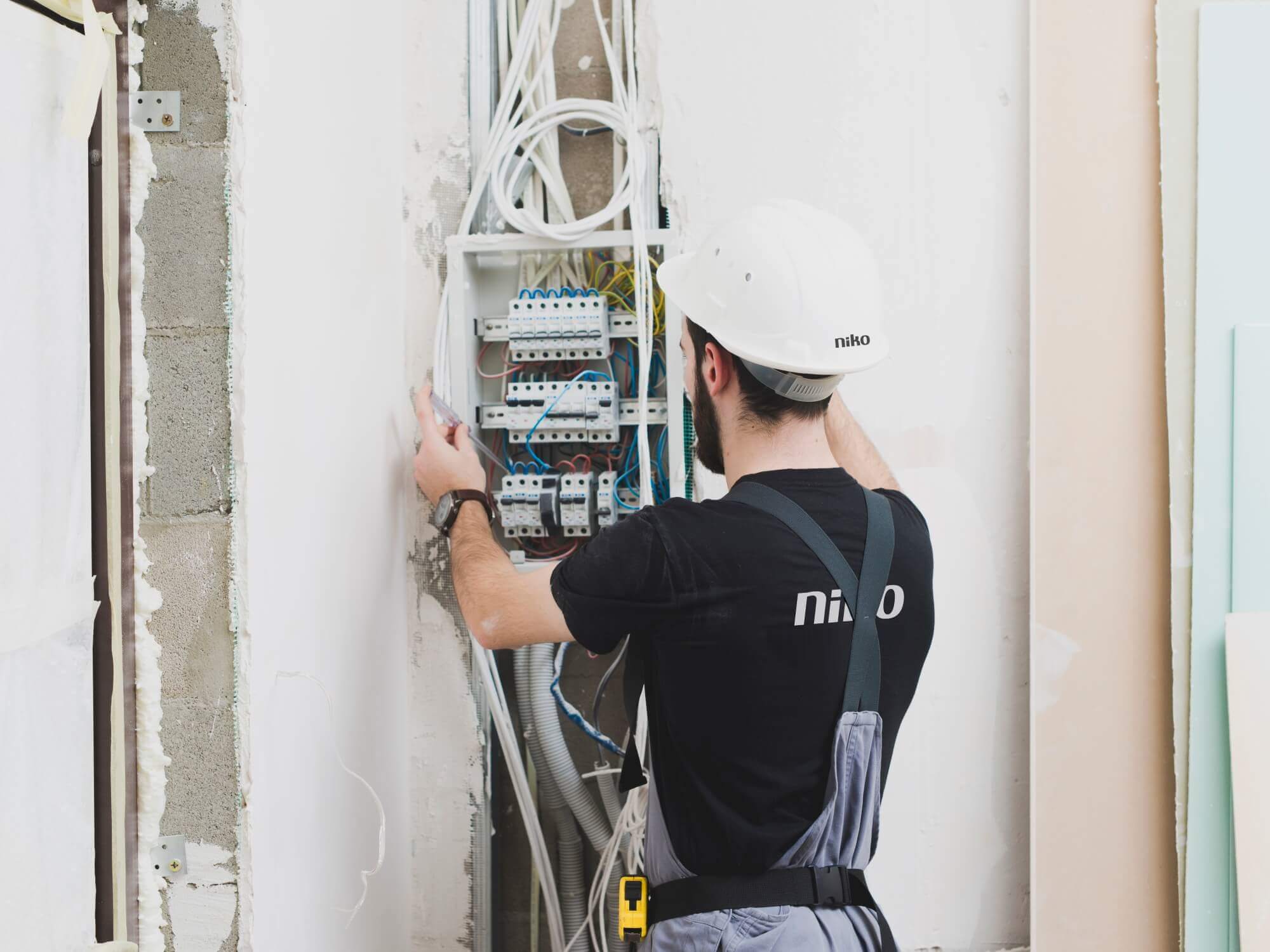 Niko-Installateur bei der Installation eines Stromzählerkastens