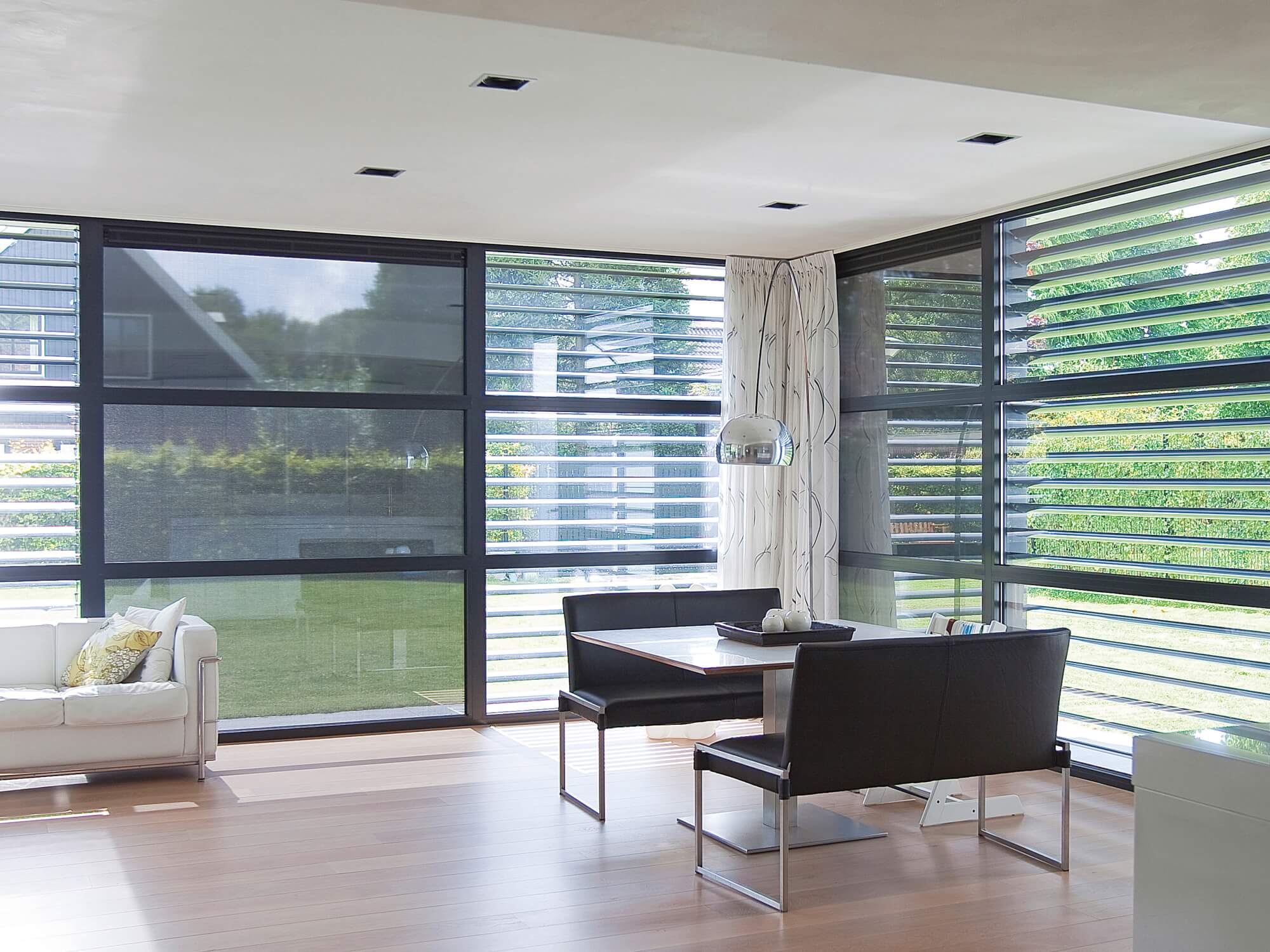 Living room with sunscreens with a view to the garden