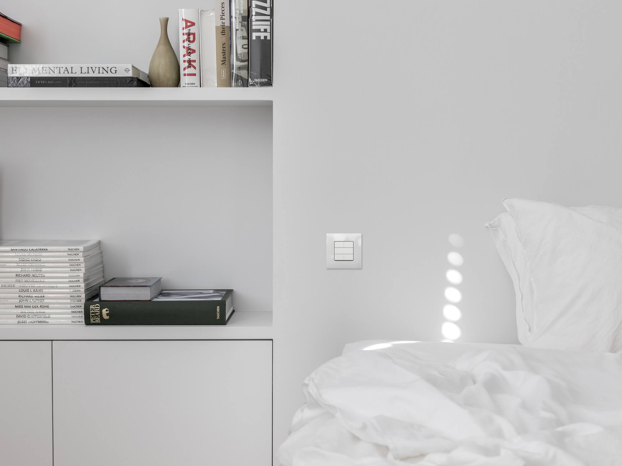 Witte schakelaar in de slaapkamer