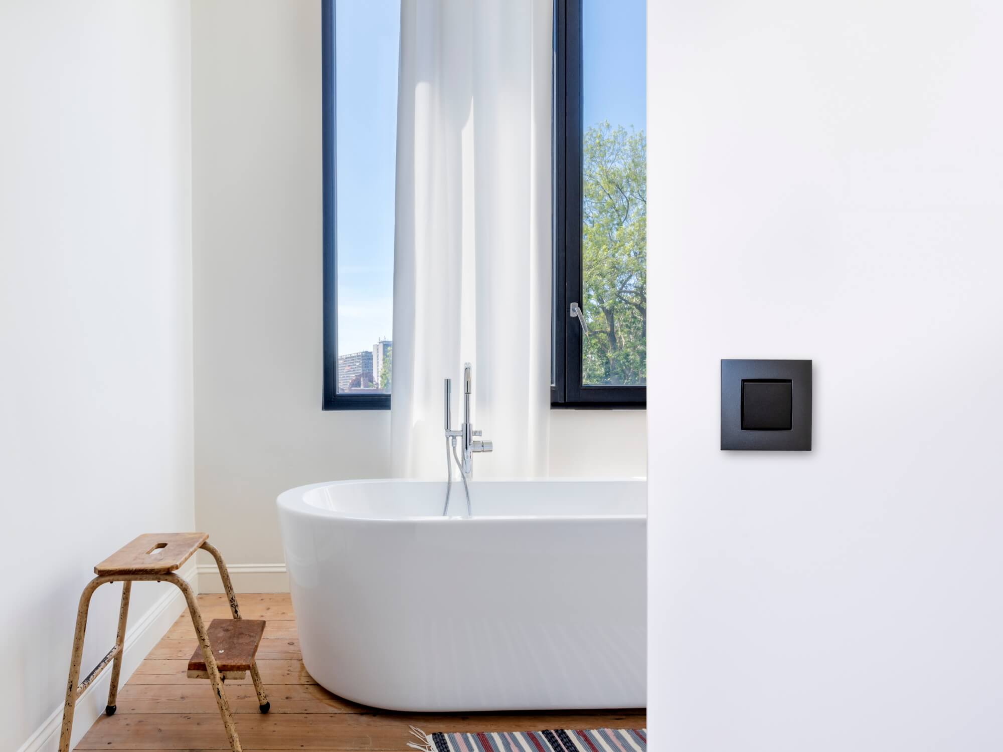 Schwarzer Schalter für Badezimmer | Niko intense matt black