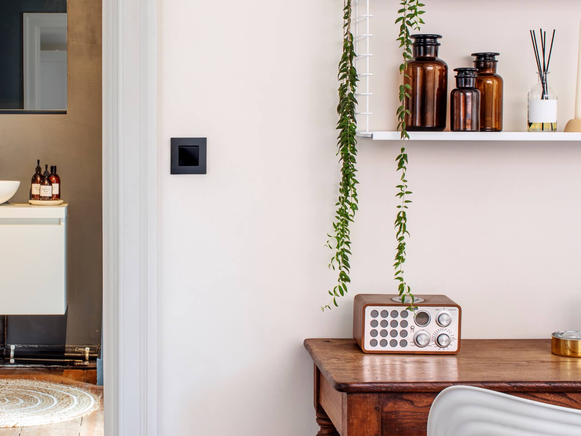 schwarzer Schalter für Wohnzimmer | Niko Pure piano black