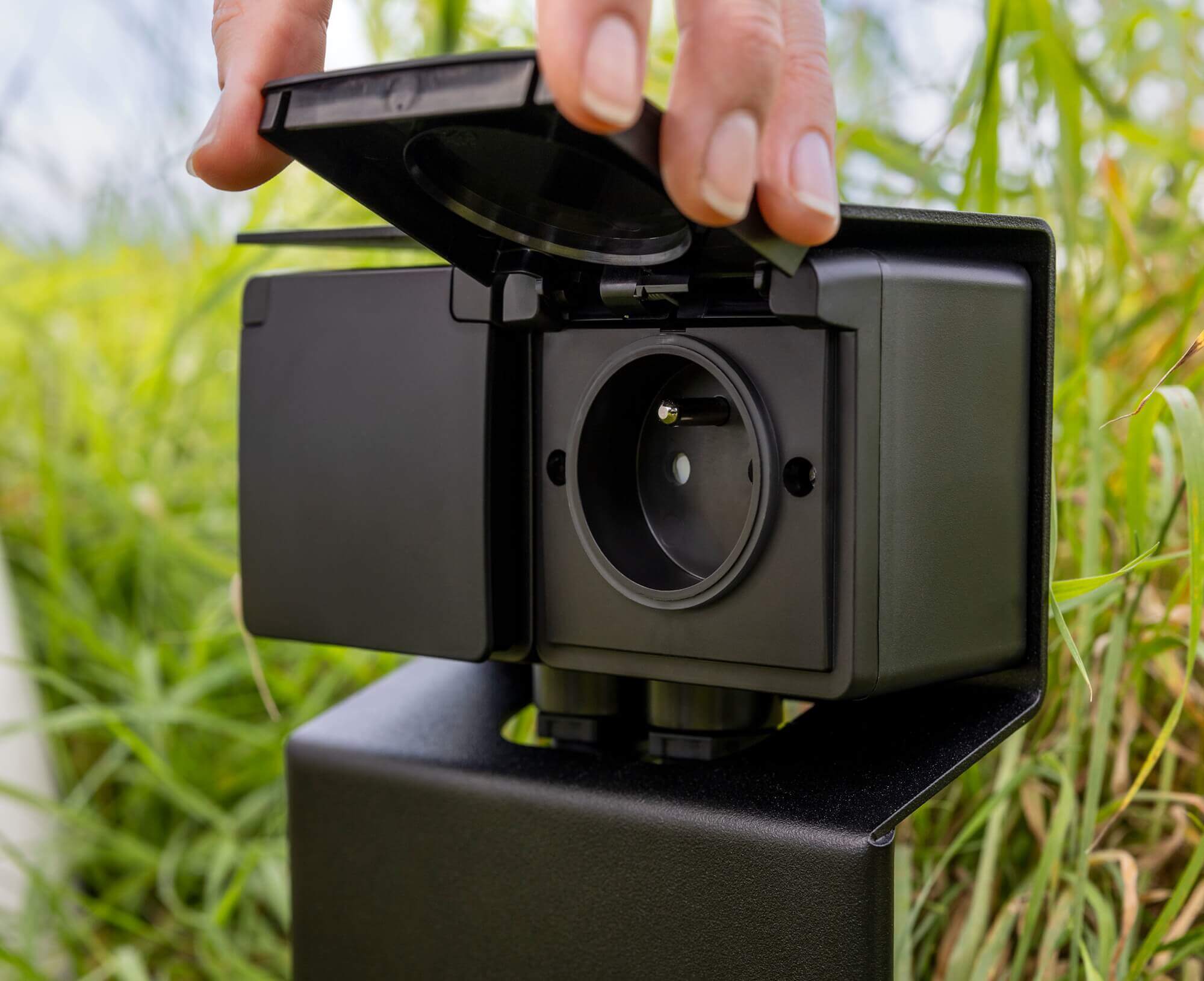 Niko Hydro tuinpaal met 2 randaarde stopcontacten - zwart buitenstopcontact