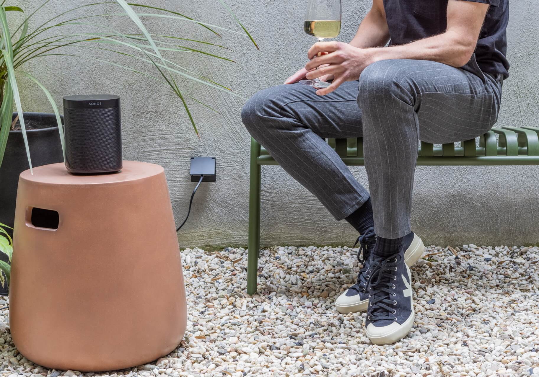 Zwart Niko Hydro stopcontact met Sonos box ingeplugd