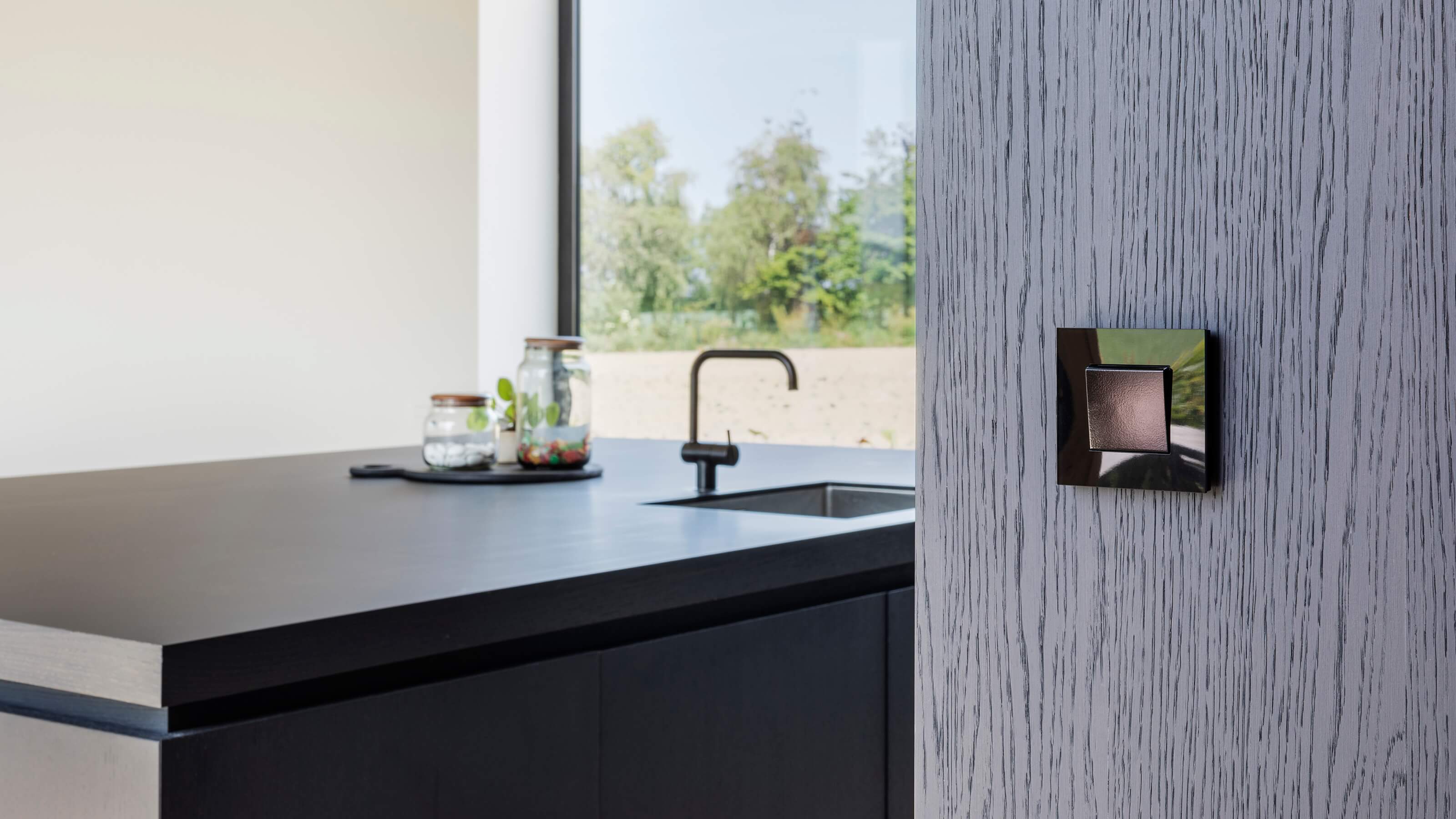 Niko Pure liquid black