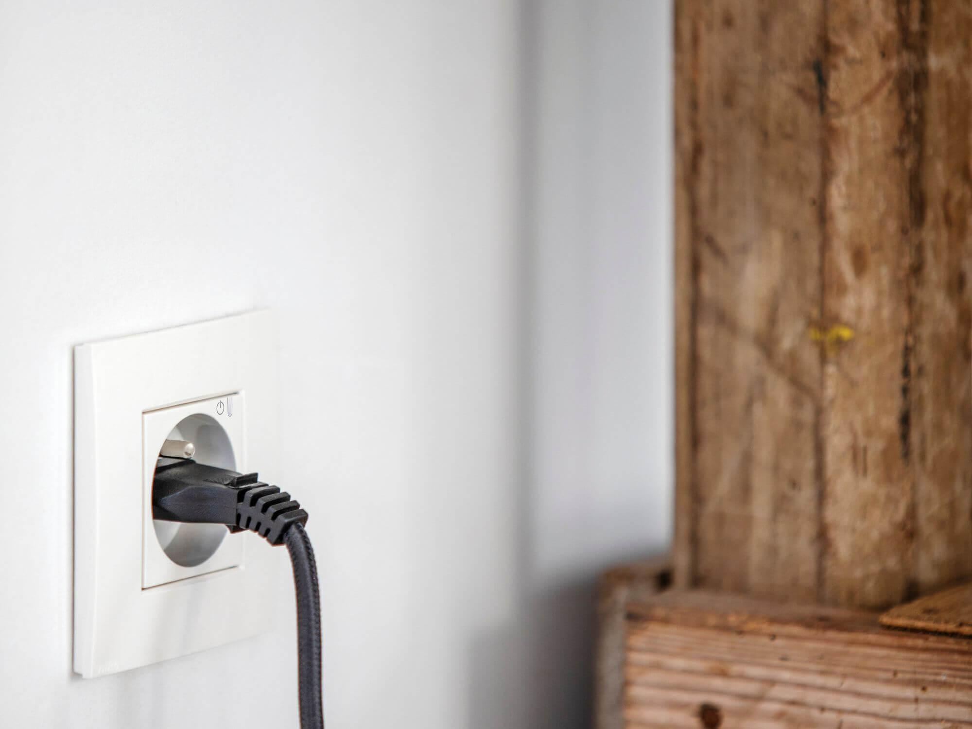 Fiche d'alimentation branchée sur la prise blanche