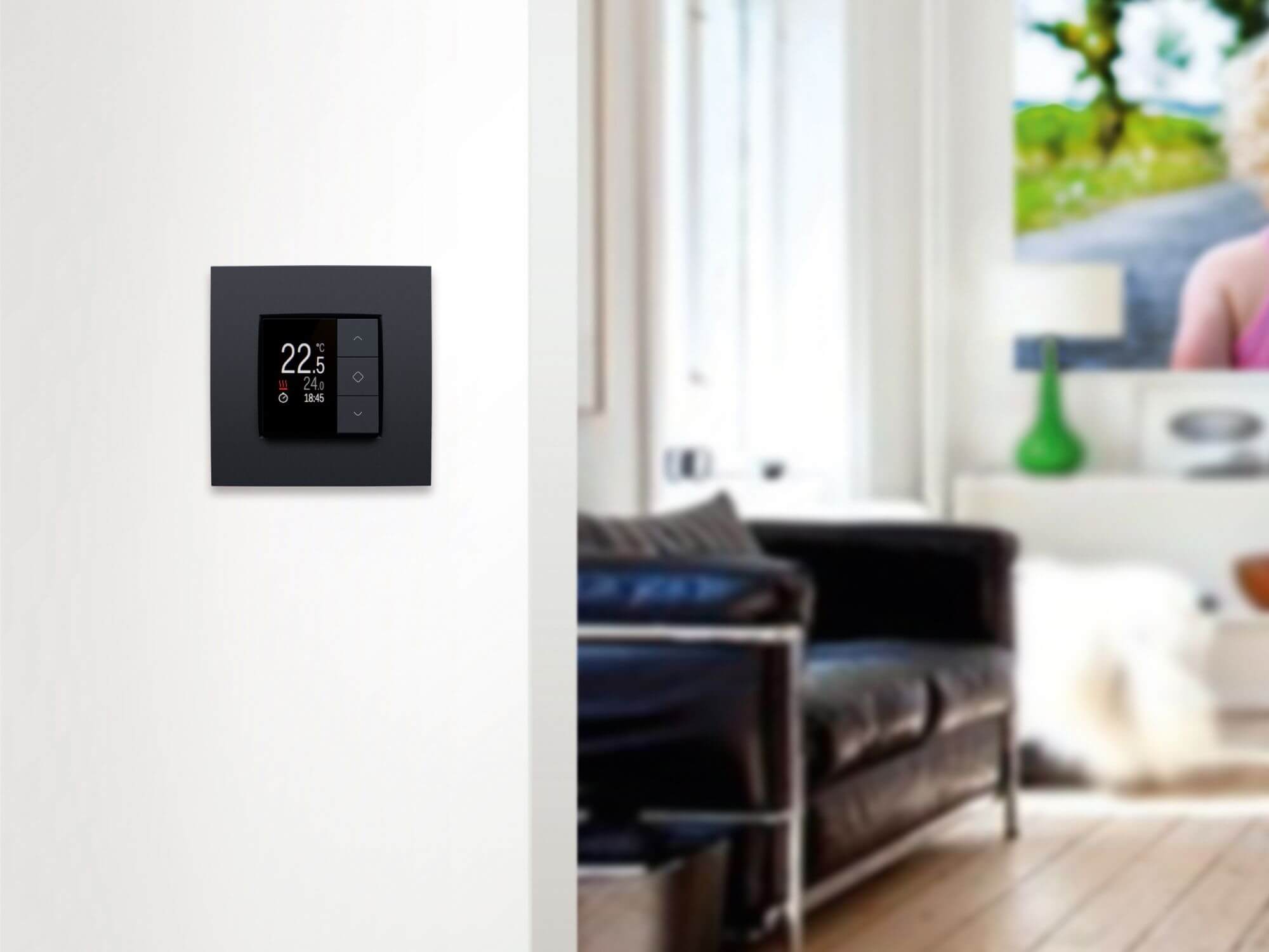 Thermostaat Niko Home Control om de verwarming in de woonkamer te regelen 