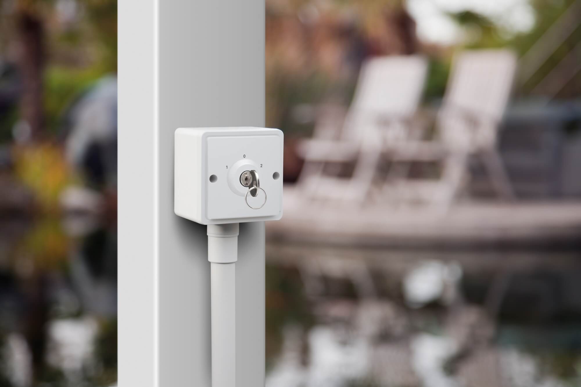 Niko Hydro waterdichte sleutelschakelaar bevestigd bij zwembad