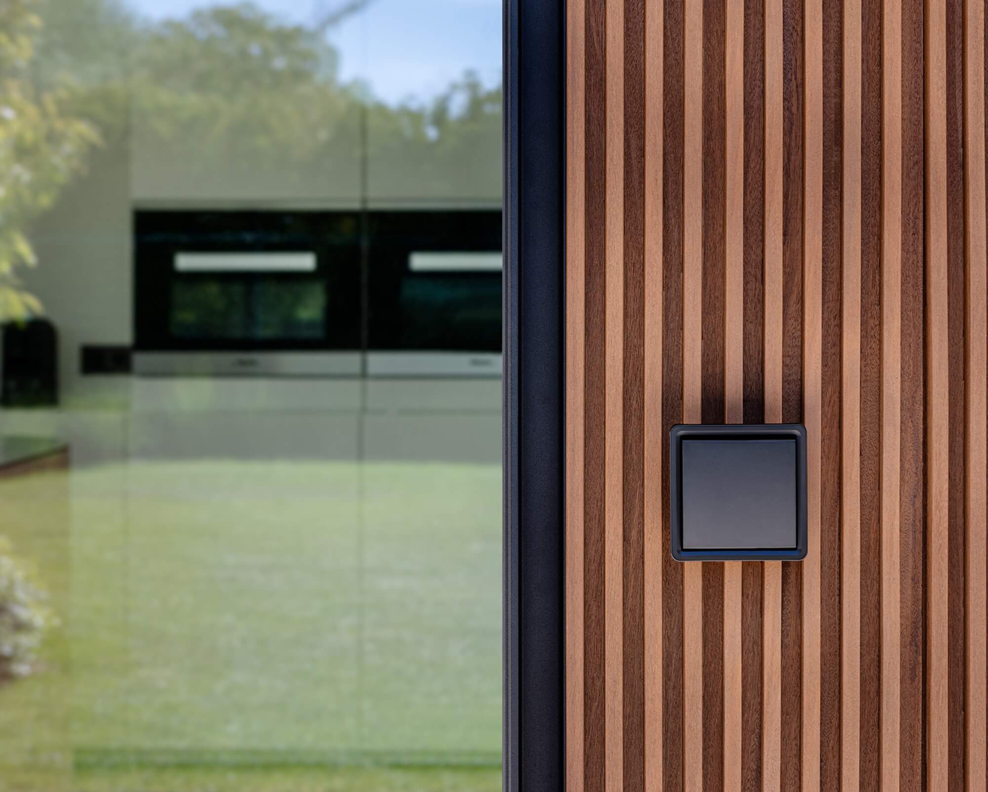 Zwarte Niko Hydro schakelaar voor buiten