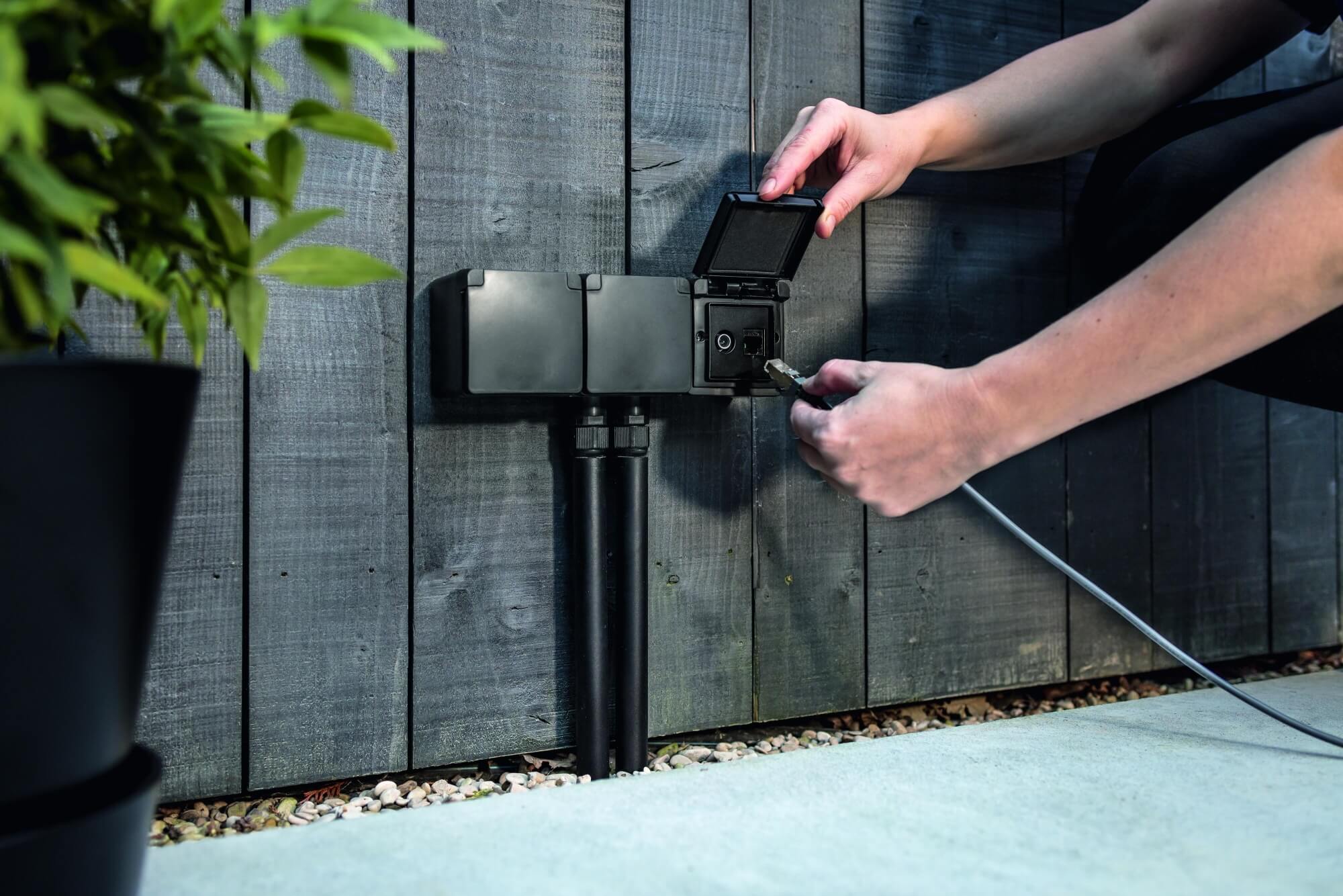 Drie Niko Hydro stopcontacten buiten in de tuin met aansluiting voor coax, data- en internet