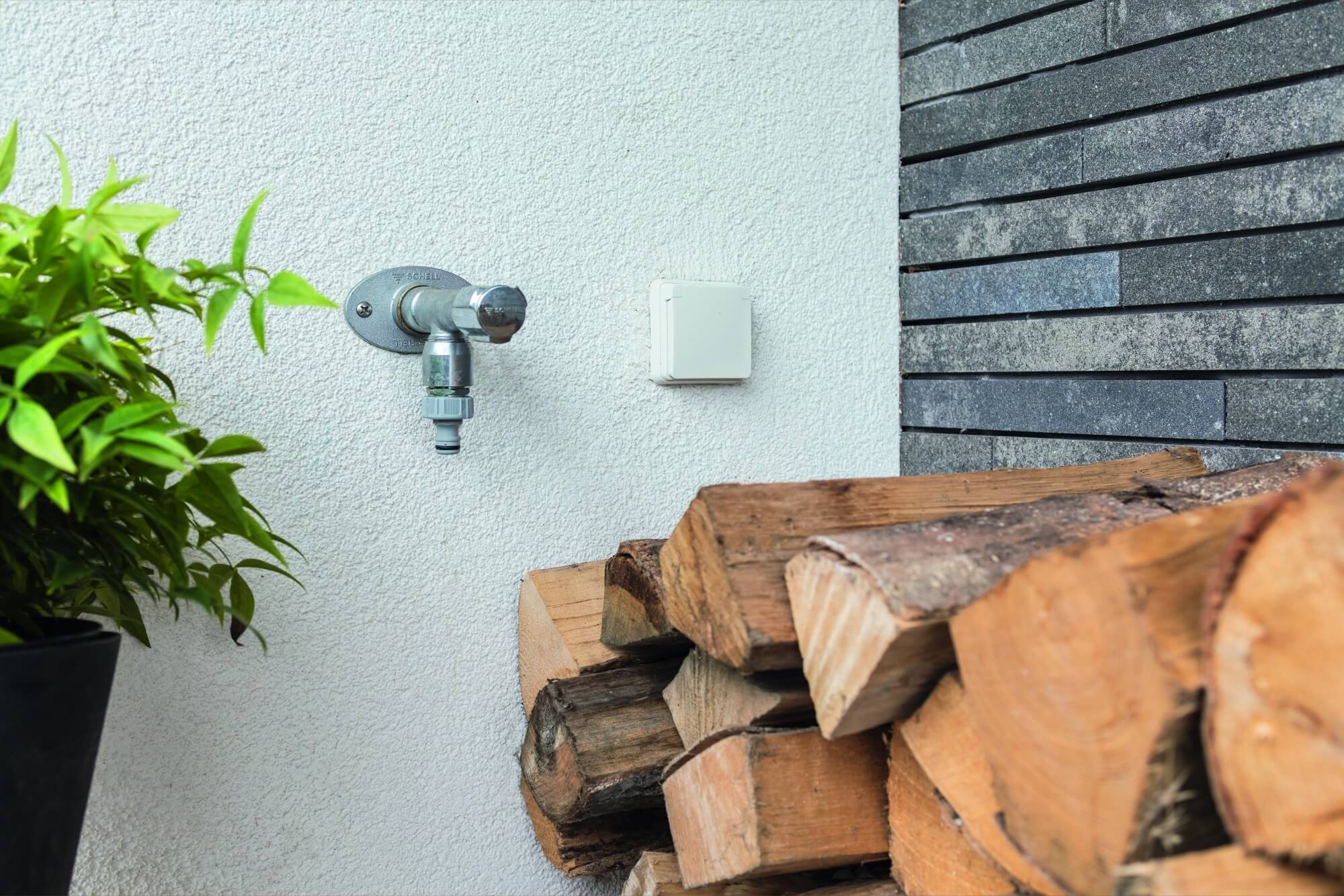 Wit buitenstopcontact - Niko Hydro op buitenmuur - inbouw