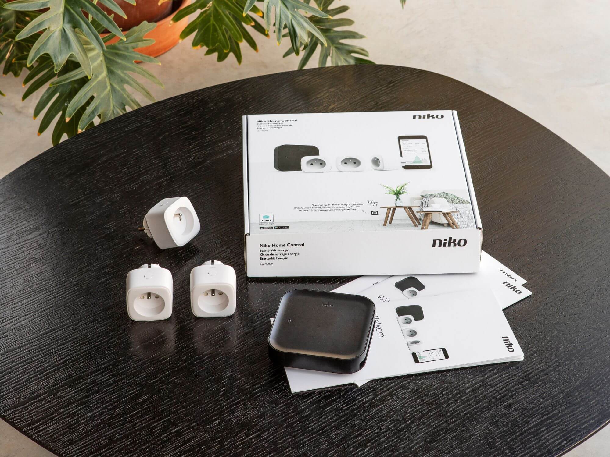 Doos van de Niko Home Control starterkit energie met slimme hub en drie slimme stekkers