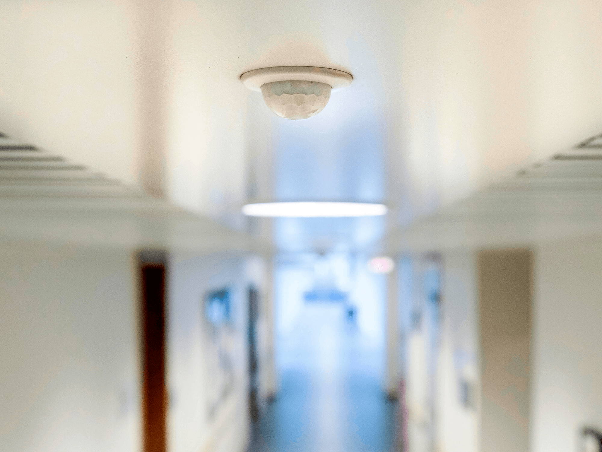 Bewegingsmelder, sensor subtiel geplaatst